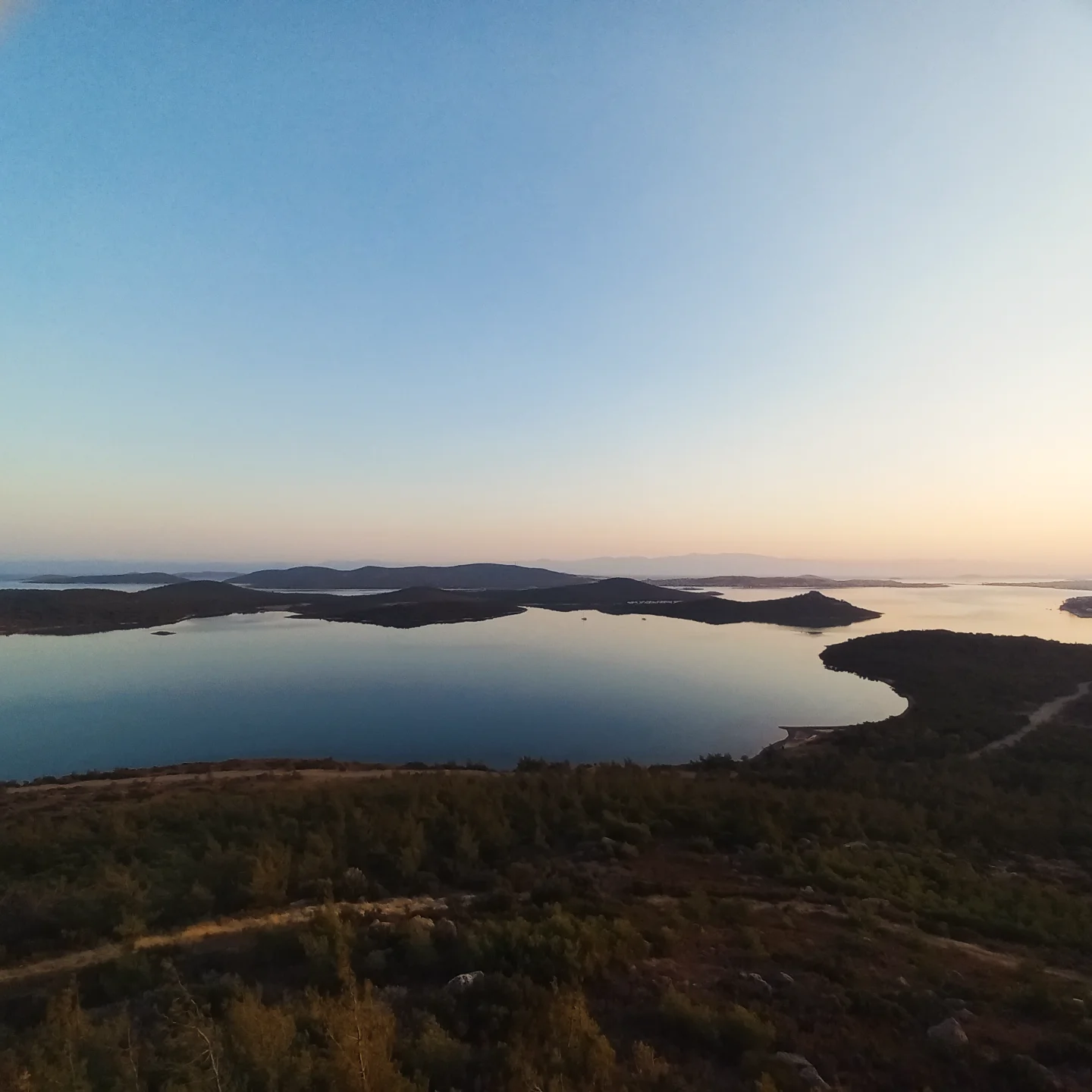 ÇEKİL ÖNÜMÜZDEN !